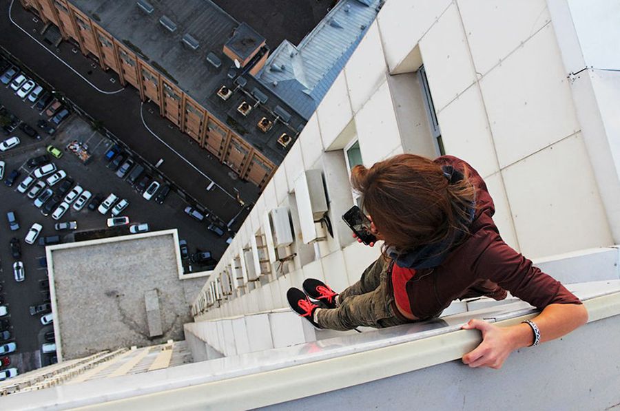 恐高者绕行！俄23岁美女挑战高空玩自拍