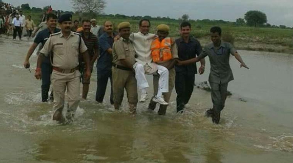 如此视察洪灾！印度官员被抬着过河遭吐槽