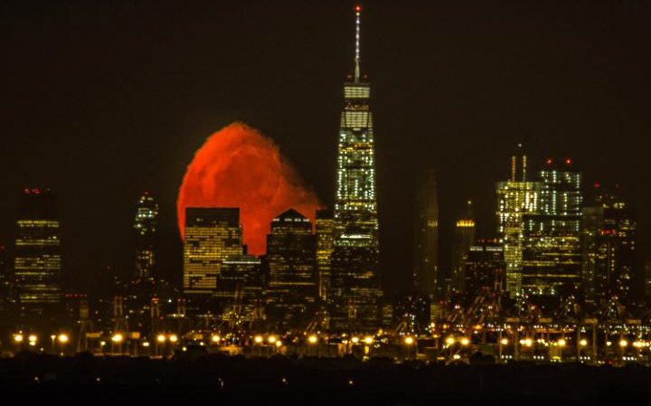 红月惊艳纽约夜空 绝美照片引爆网络