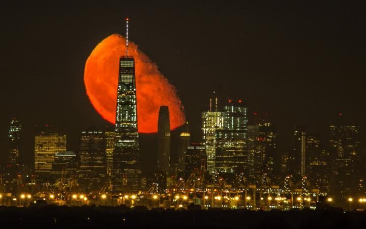 红月惊艳纽约夜空 绝美照片引爆网络