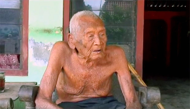 印尼145岁老人剩孙辈陪伴 听广播过余生“好想死”