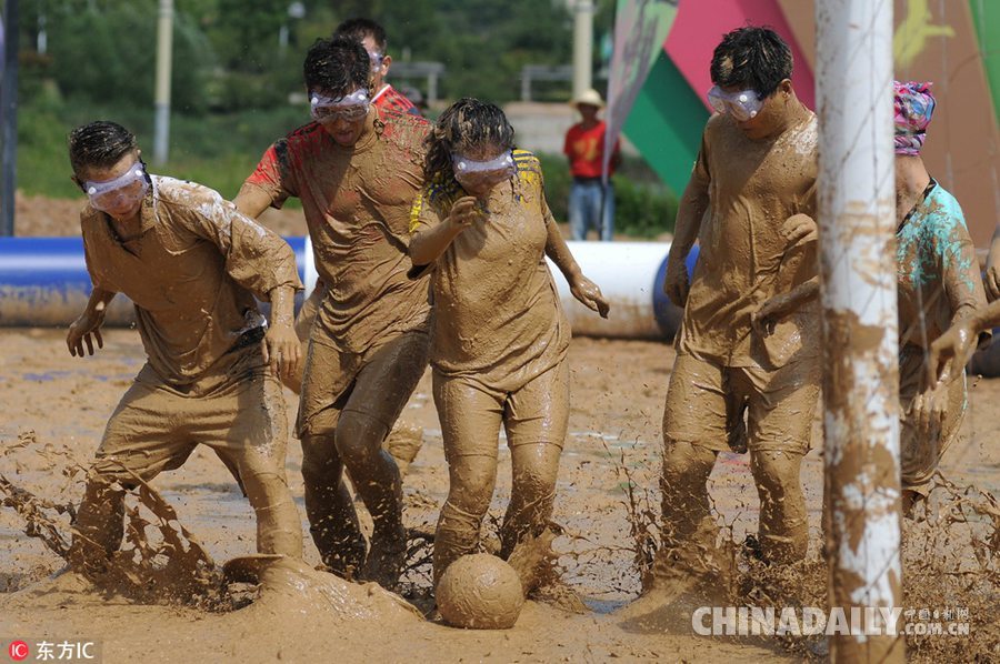 泥浆足球赛：原来足球可以这么玩