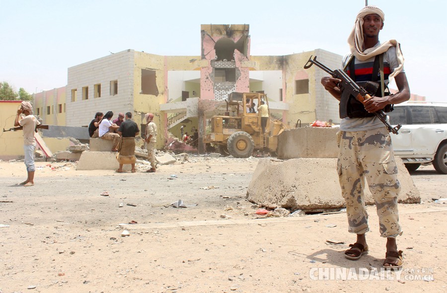也门新兵学校遭自杀式袭击至少65人死亡