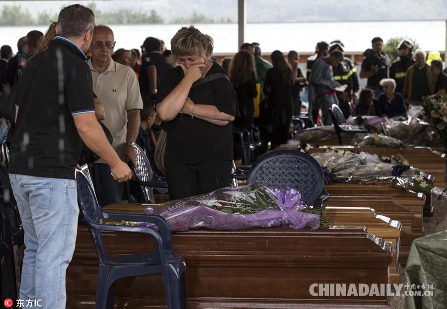 意大利为地震遇难者举行国葬 亲属悲痛欲绝