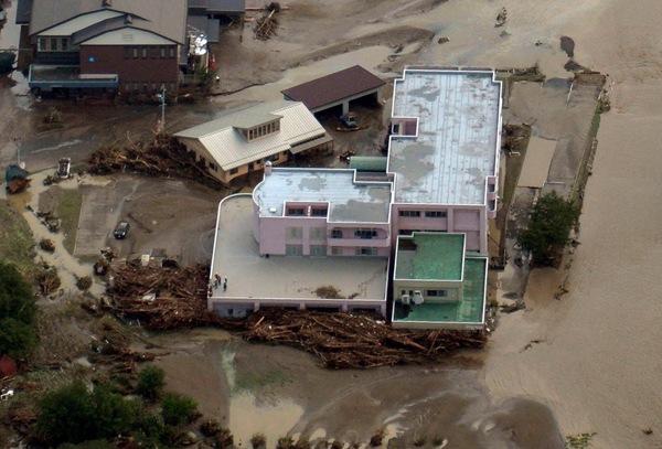 台风登陆日本东北部引发洪水 一养老院9名老人死亡