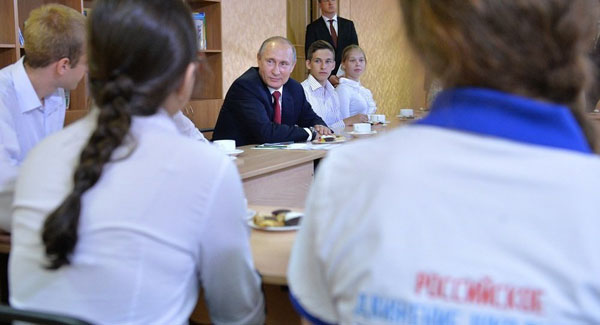 俄媒：普京和中学生谈中国菜肴