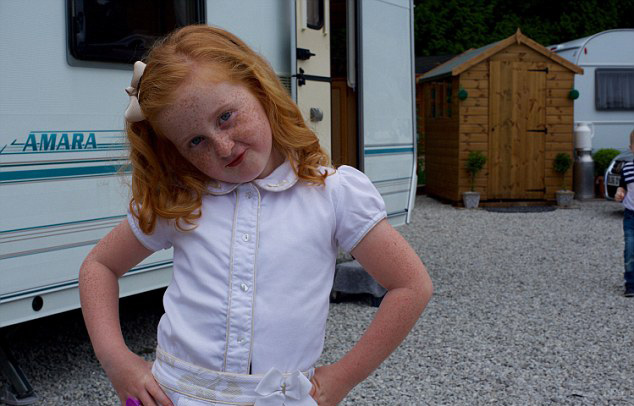 英纪录片讲述吉普塞儿童生活：女孩11岁辍学当“主妇”