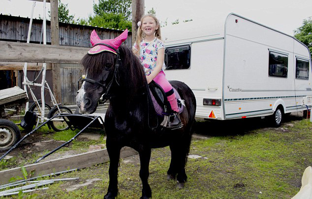 英纪录片讲述吉普塞儿童生活：女孩11岁辍学当“主妇”
