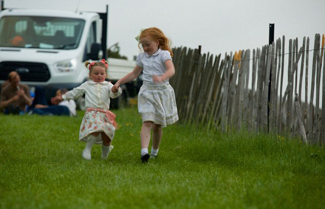英纪录片讲述吉普塞儿童生活：女孩11岁辍学当“主妇”