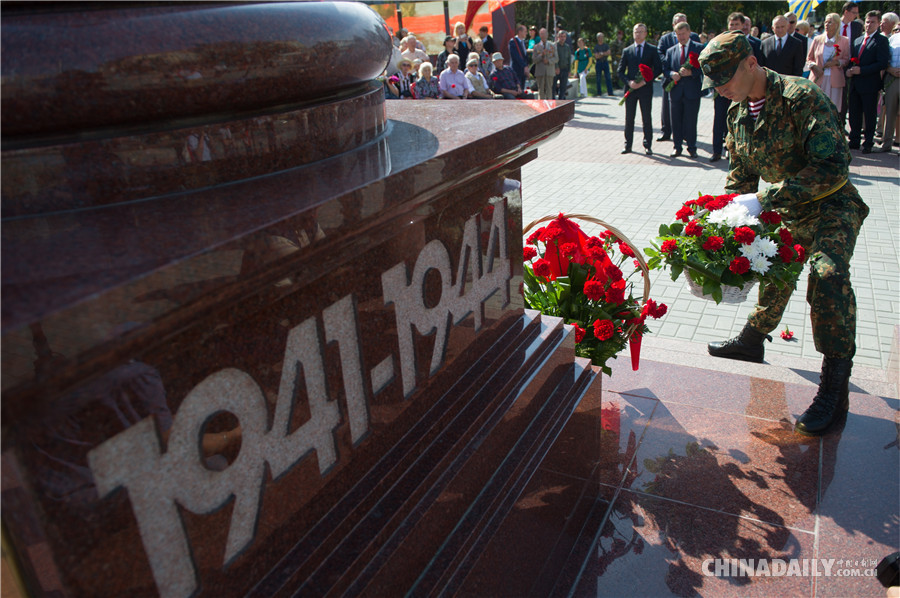 俄罗斯民众纪念列宁格勒战役爆发75周年