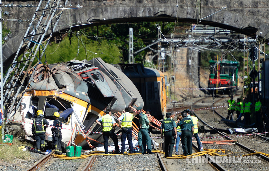 西班牙一列火车脱轨 致50余人伤亡
