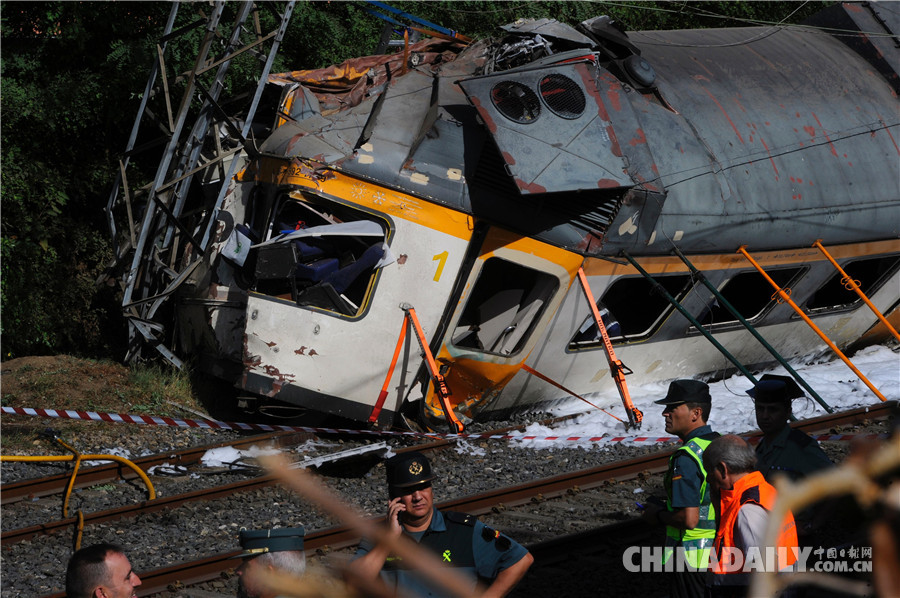 西班牙一列火车脱轨 致50余人伤亡