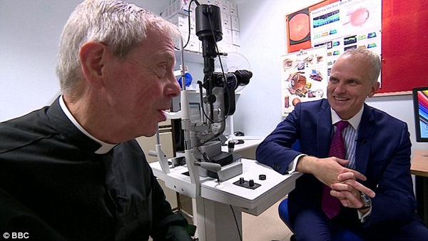 全球首例！机器人主刀眼科手术 英国牧师视力恢复
