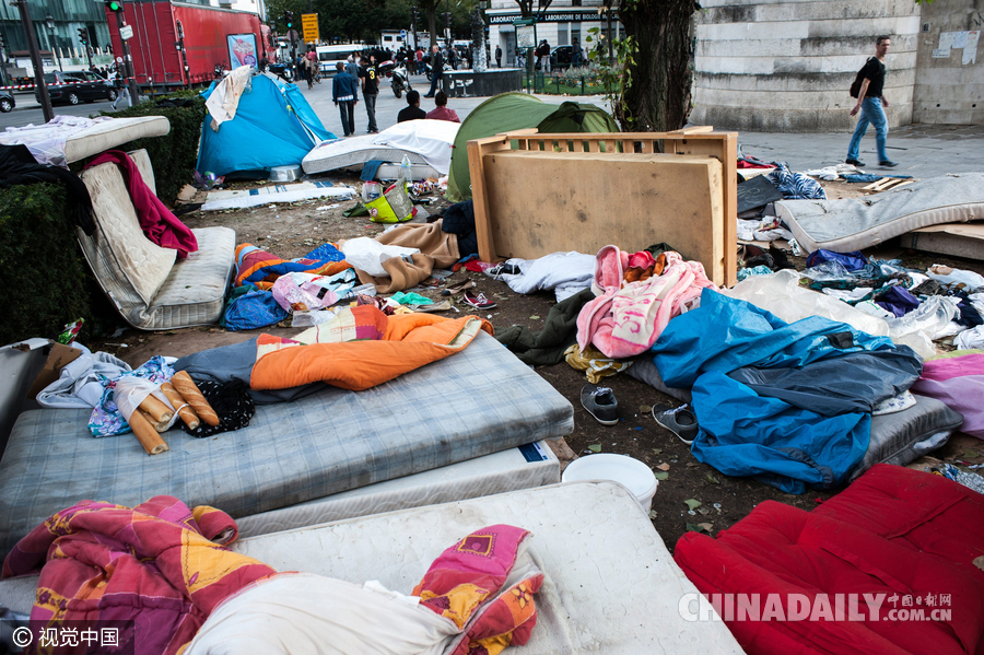 法国巴黎拆除临时移民营 大批移民等待撤离