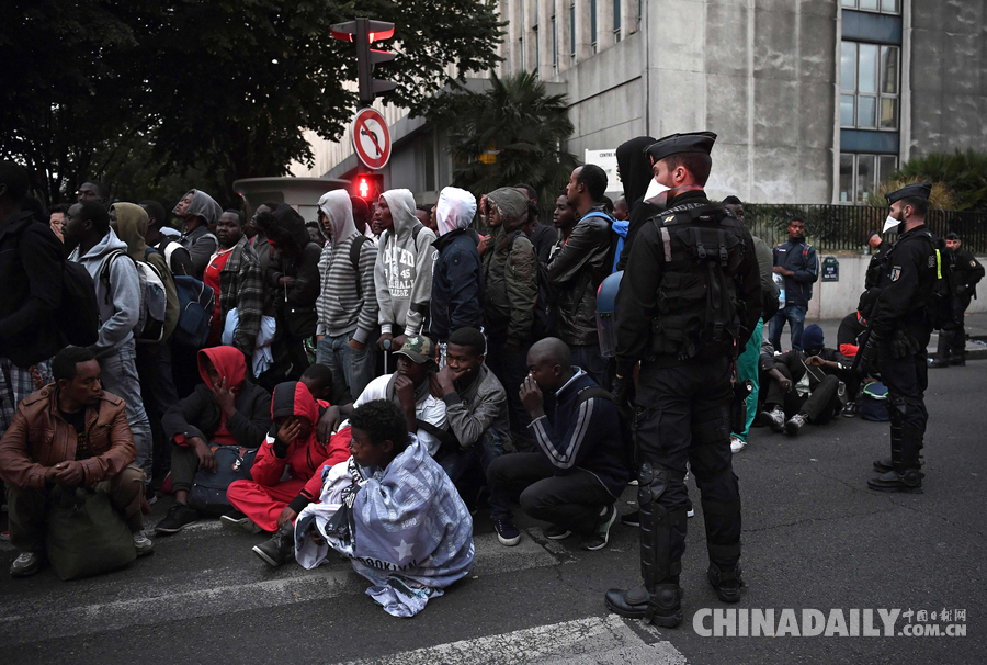 法国巴黎拆除临时移民营 大批移民等待撤离