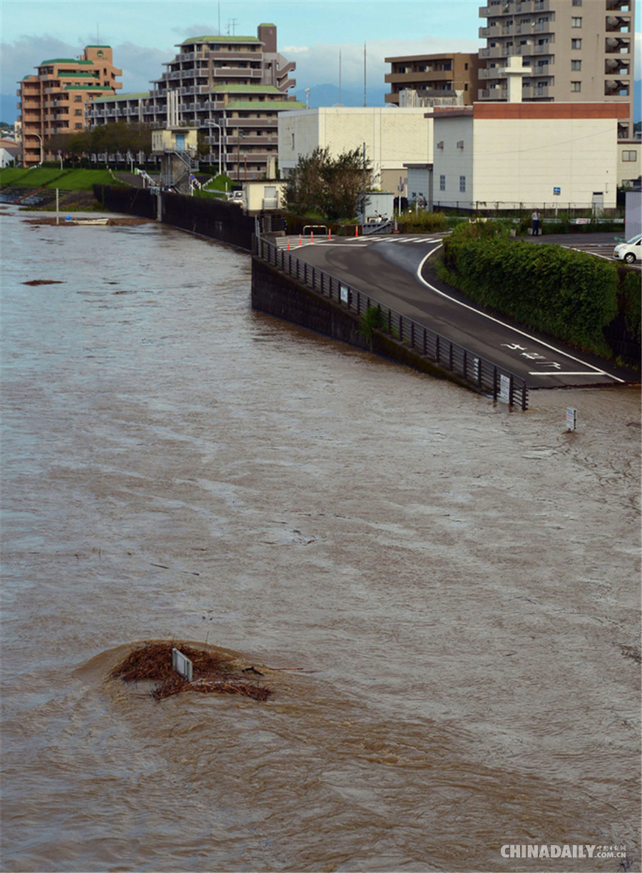 强台风“马勒卡”登陆日本 当地街道变“河道”