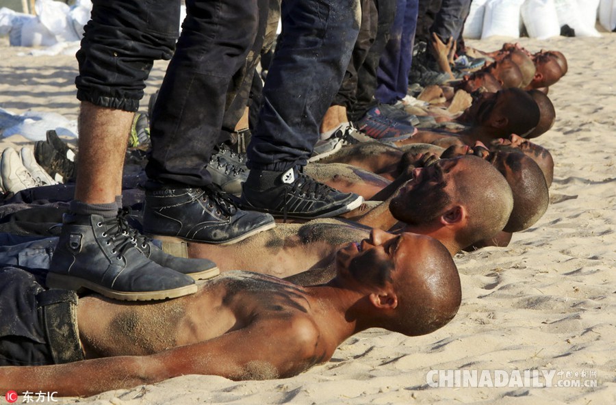 巴勒斯坦哈马斯学生展示军事技能 躺地胸口站人