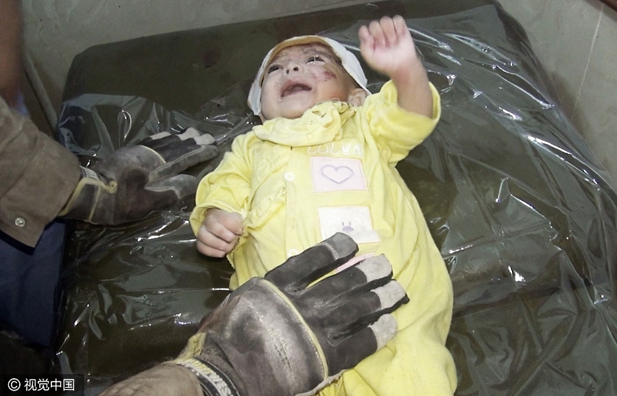 叙利亚：挖废墟2小时救出30天大婴儿 救援人员泪奔