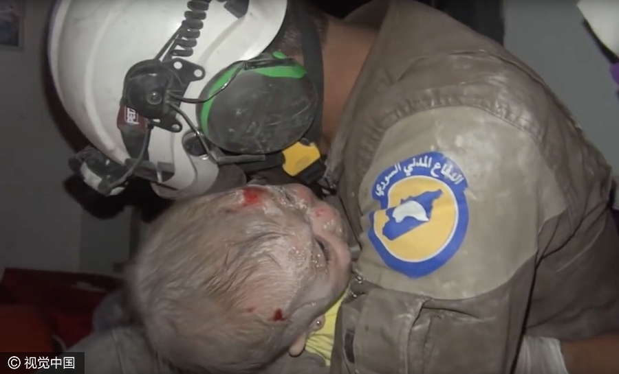 叙利亚：挖废墟2小时救出30天大婴儿 救援人员泪奔