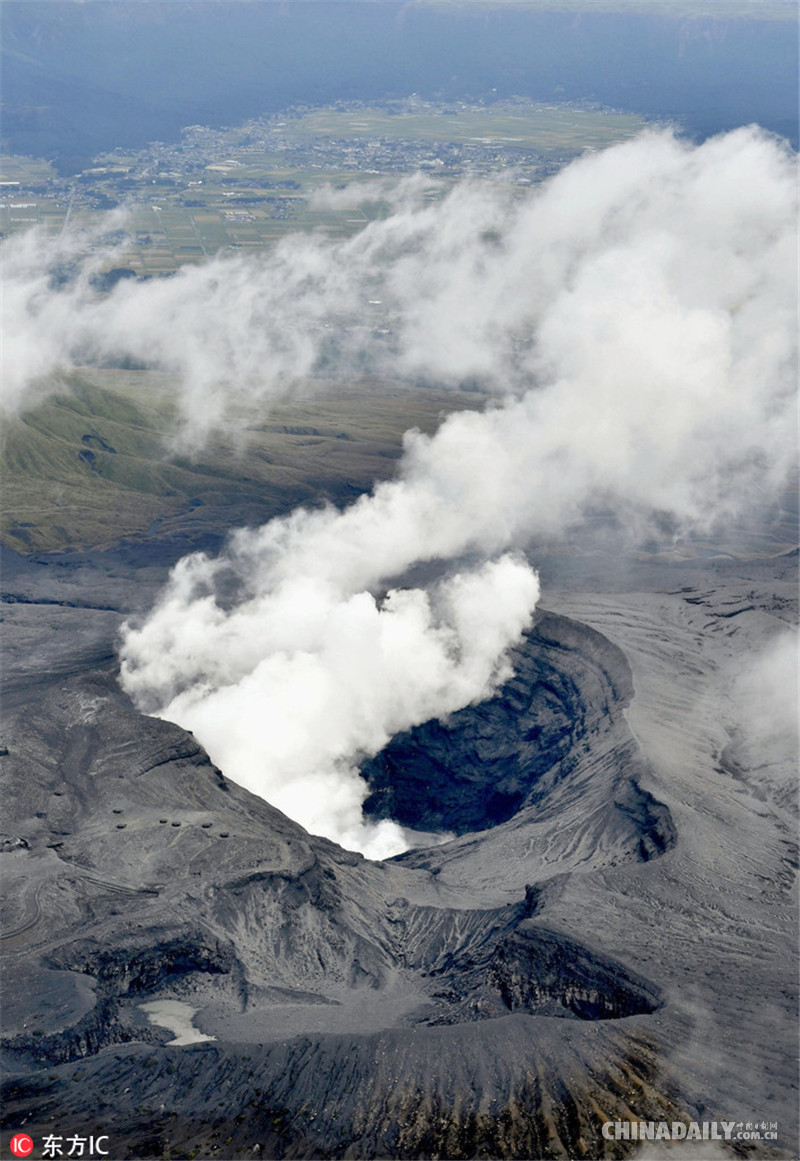 日本阿苏火山大规模喷发 火山灰云高达万余米