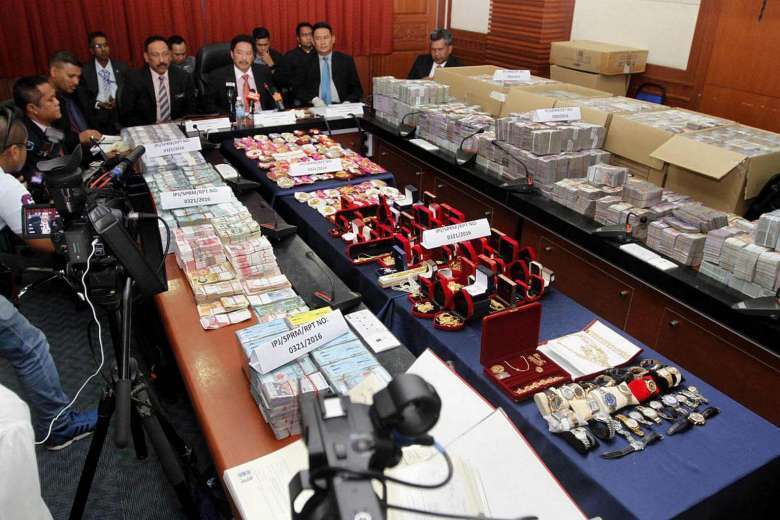 马来西亚查获最大贪腐案 30名调查人员数赃款数到手疼！