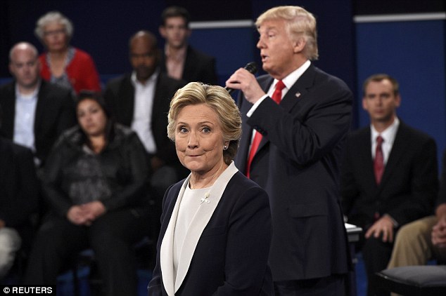 特朗普重提克林顿性侵女性 前总统的表情亮了：用眼神杀死你