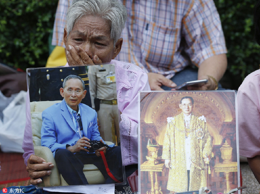泰国王健康抱恙现继承危机 民众穿粉衣为国王祈福