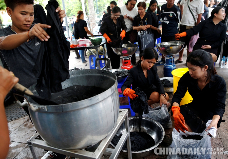 泰国志愿者提供漂染黑衣服务 悼念已逝国王