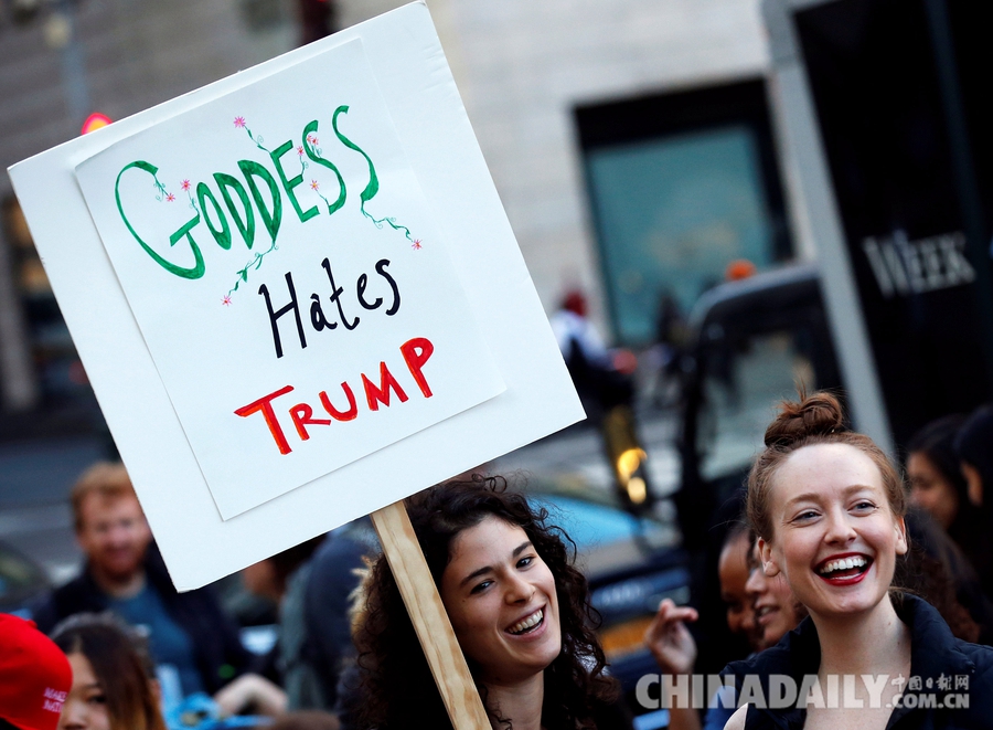 “女神讨厌你！” 美国民众举行“反特朗普”游行