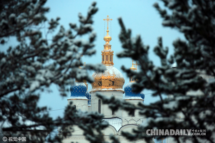 俄一城市迎降雪 教堂广场宛如童话世界