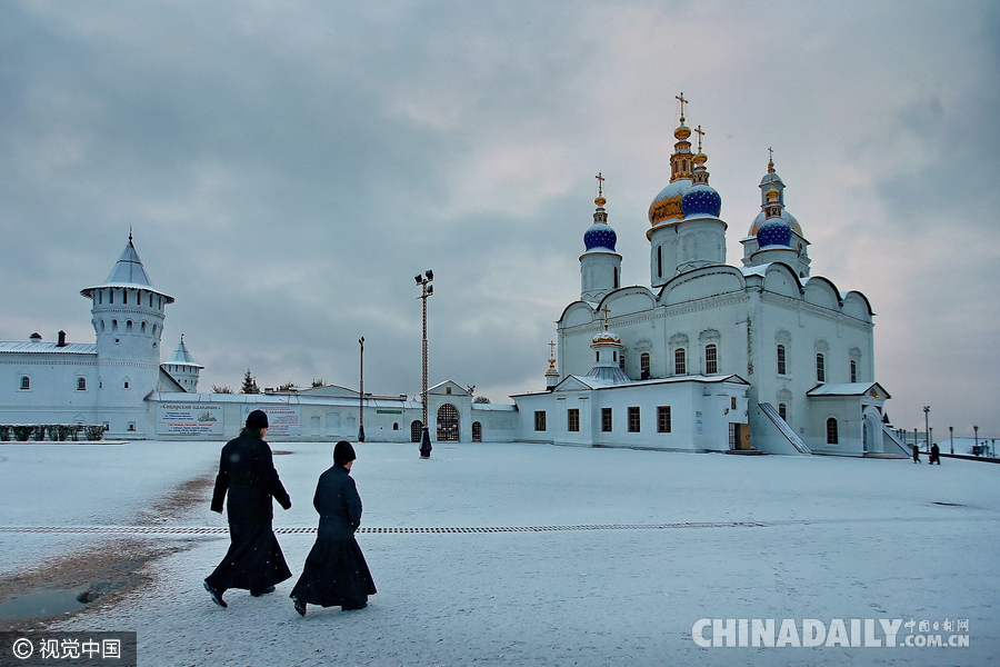 俄一城市迎降雪 教堂广场宛如童话世界