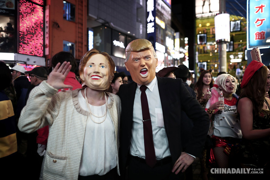东京举行万圣节游行 “希拉里”与“特朗普”搭肩膀感情好
