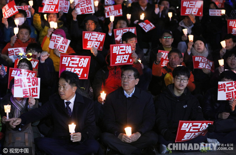 韩首尔市长领导民众烛光集会 呼吁朴槿惠下台