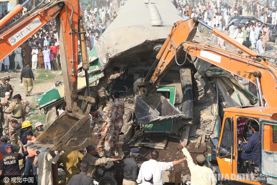 巴基斯坦两火车相撞 致19人死亡50人受伤