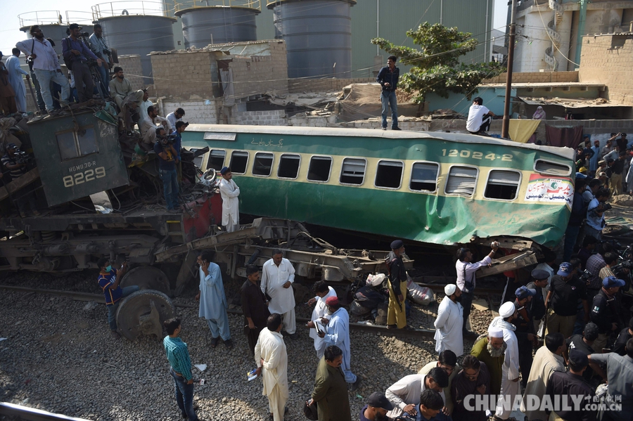 巴基斯坦两火车相撞 致19人死亡50人受伤