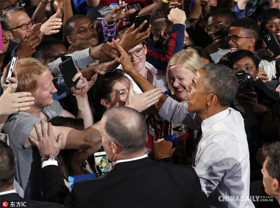 奥巴马竞选集会为希拉里卖力拉票 与儿童“扳手腕”互动