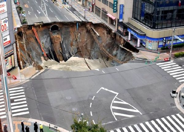 悲剧了！日本福冈惊现巨坑“吞噬”街道