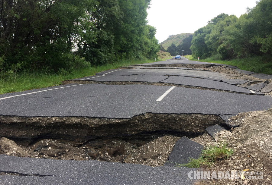 直击新西兰强震现场:道路撕裂、一片狼藉