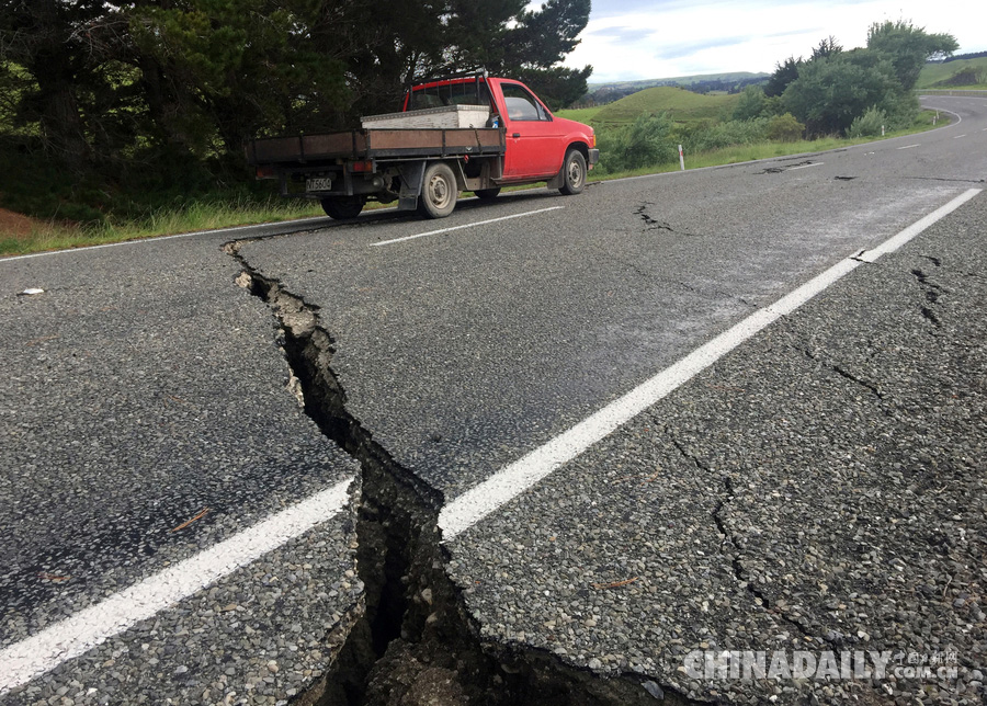 直击新西兰强震现场:道路撕裂、一片狼藉