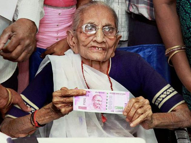 印度废除大额纸币 莫迪母亲无特权与民众排队换钞票