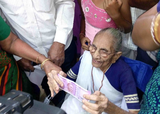 印度废除大额纸币 莫迪母亲无特权与民众排队换钞票