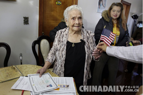 这位老奶奶与美国同名 在99岁时加入了美国国籍