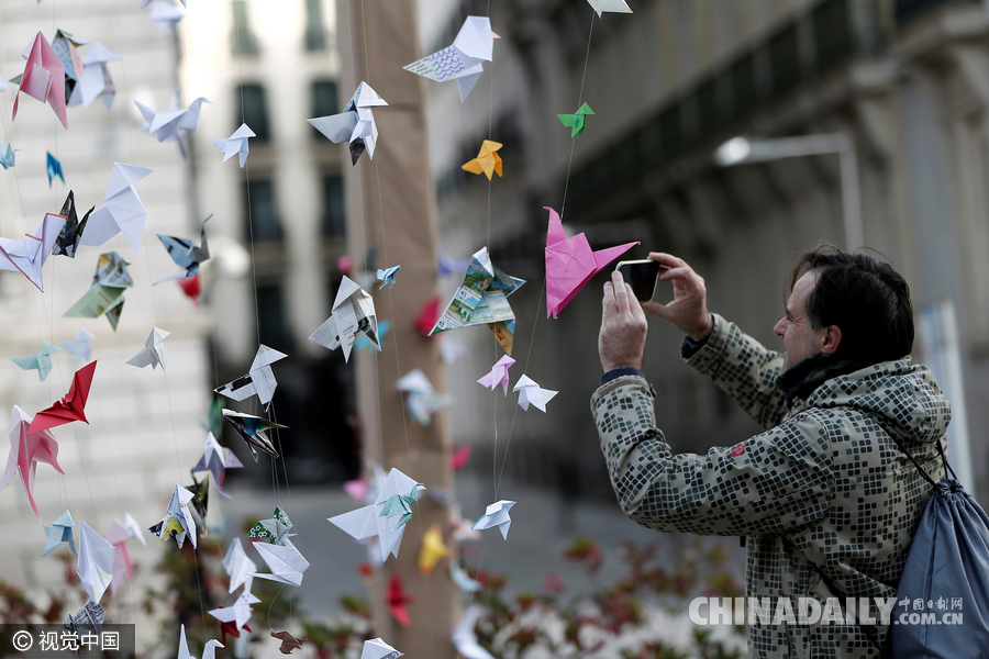 数千纸鹤“飞”往西班牙呼吁保护自然公园