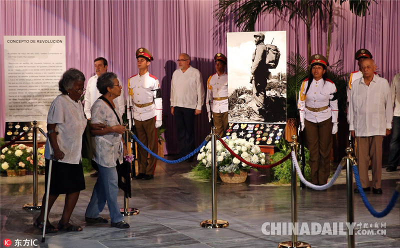古巴首都鸣礼炮纪念卡斯特罗 民众排队悼念