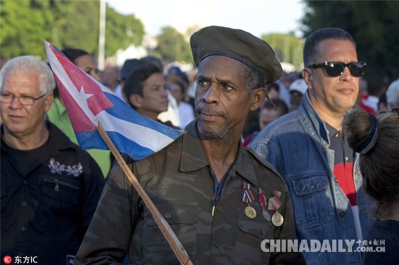 古巴首都鸣礼炮纪念卡斯特罗 民众排队悼念