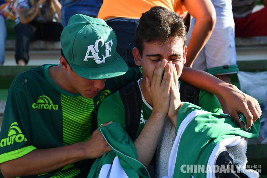 巴西球队遭遇空难 大批球迷集结球场悼念