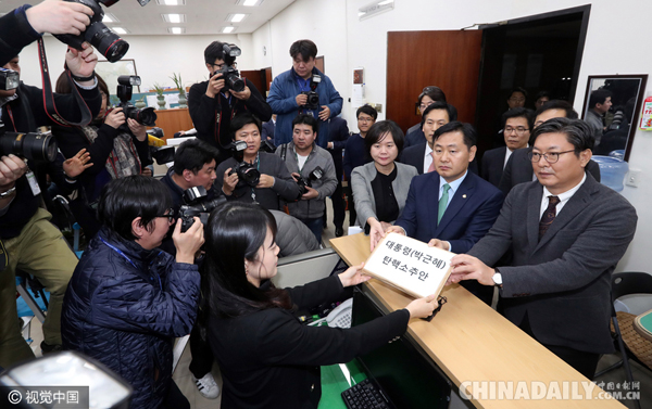 韩国在野党及无党派议员凌晨向国会提交总统弹劾动议案