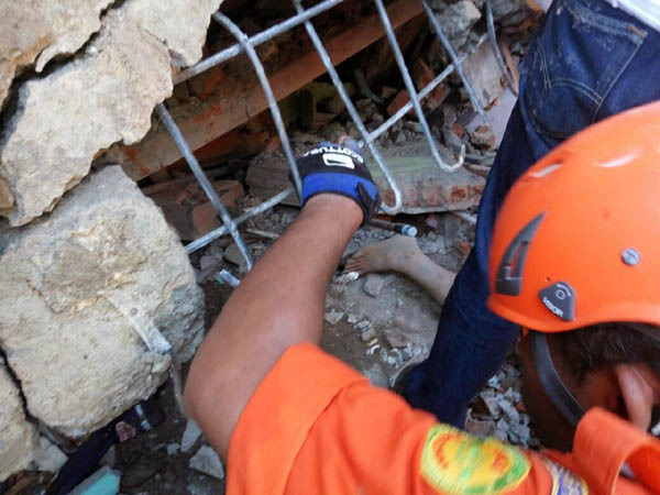 印尼遭遇6.4级地震袭击 或已造成54人死亡