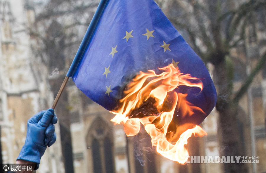 英“脱欧”程序案审理 民众焚烧欧盟旗帜