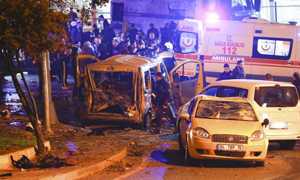 土耳其一体育场外发生两起爆炸 至少29死166伤